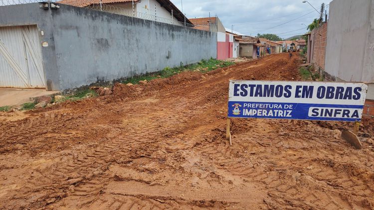 Rua Sul recebe serviço de terraplenagem no Conjunto Planalto