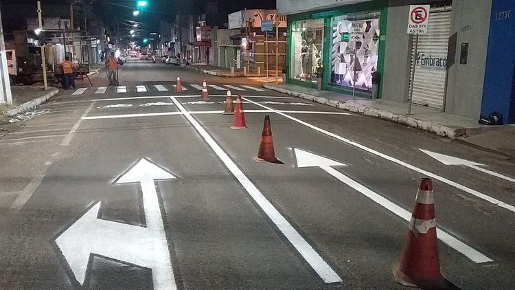 Avenida Dorgival Pinheiro recebe melhoria da sinalização viária