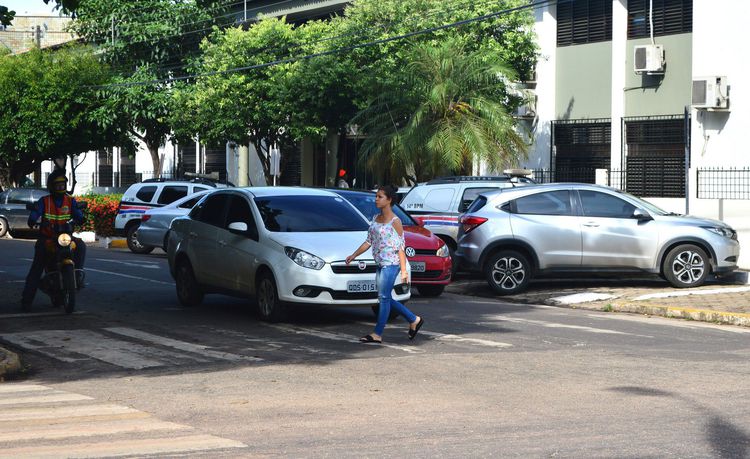 ‘Pé na Faixa’ orienta pedestres sobre travessia segura
