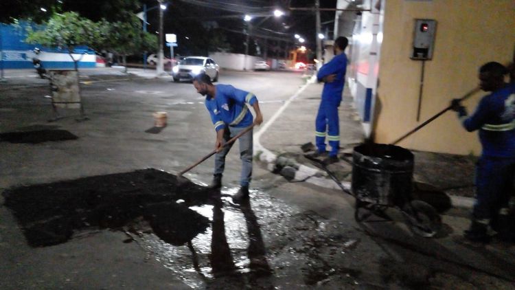 Frentes de serviços trabalham no período noturno para agilizar recuperação de ruas e avenidas no Centro