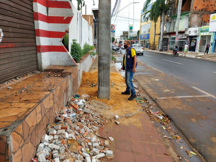 Prefeitura quer remoção de poste que  obstrui passeio público no centro da cidade
