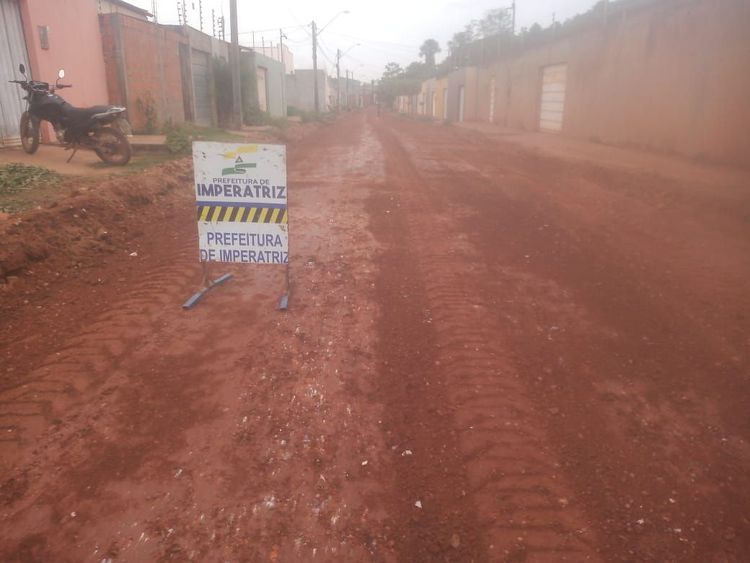 Terraplenagem prepara Rua Dom Pedro I para receber pavimentação asfáltica
