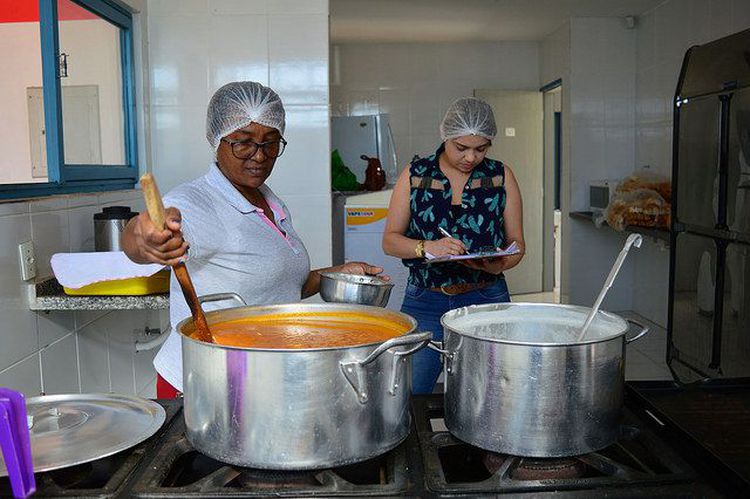 Cozinhas e despensas de escolas municipais passam por inspeção