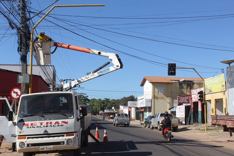 Semáforo é implantado no cruzamento da Avenida Newton Belo com a Rua Raimundo de Morais