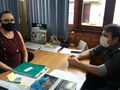 Titular da Semmarh, Rosa Arruda, durante visita do gestor ambiental de Buriticupu, Leonardo Lima.