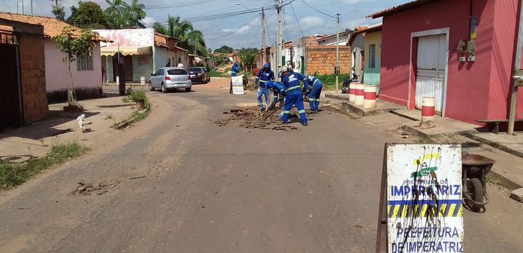 Obras de tapa-buracos e drenagens melhoram acesso aos bairros de Imperatriz