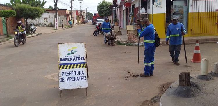 Avenidas Industrial e Imperatriz passam por serviços de manutenções de tapa-buracos no Santa Rita e Planalto