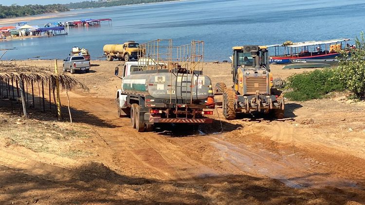 Prefeitura realiza serviço de terraplenagem em via de acesso à praia do Cacau