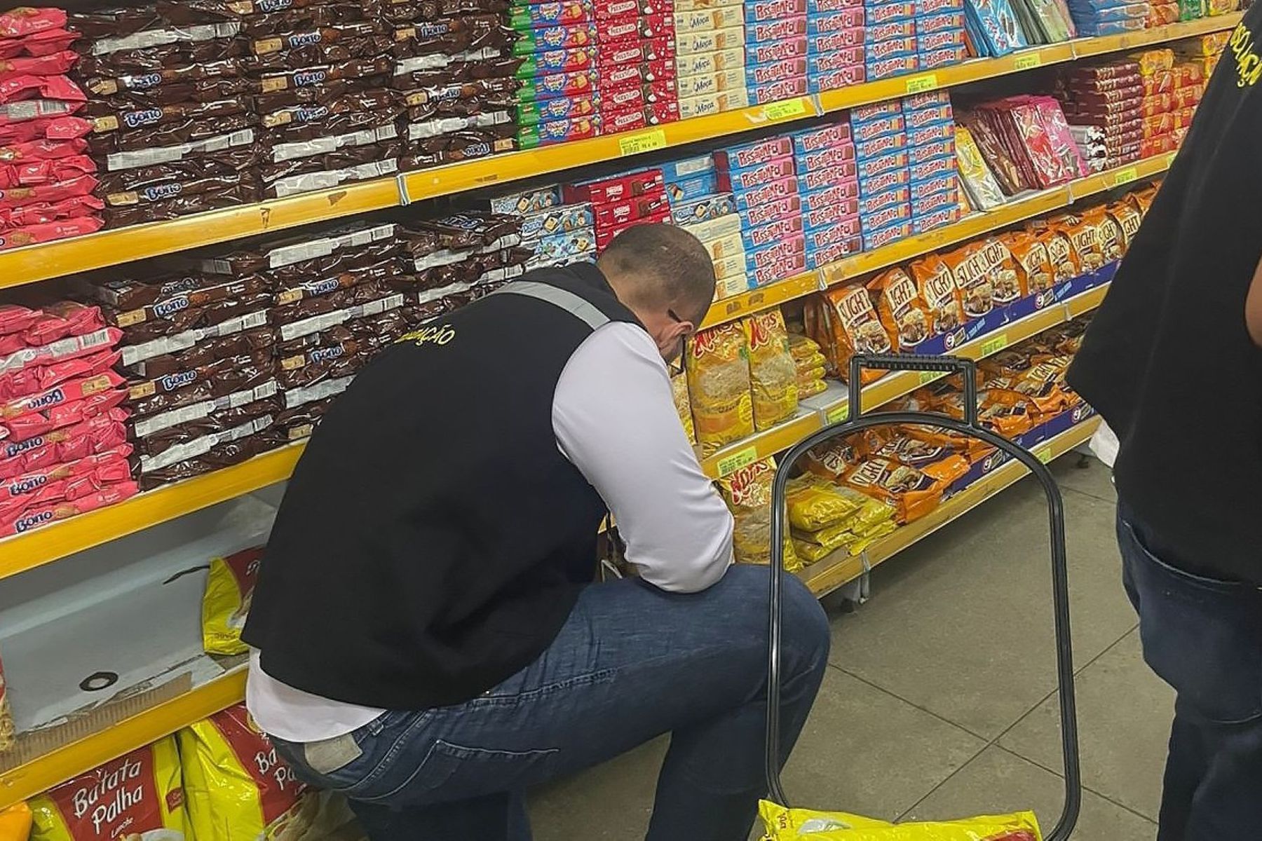 Procon de Imperatriz apreende mais de 50 kg de alimentos vencidos em supermercado