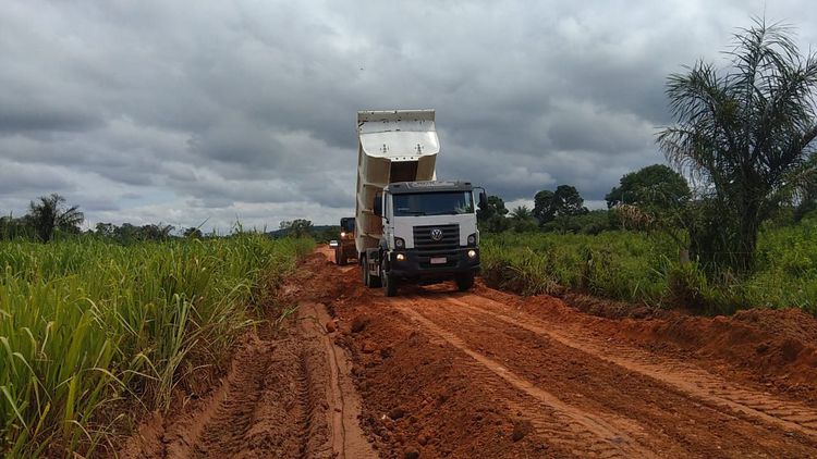 Estrada de acesso ao Embiral passa por manutenção e recebe bueiros