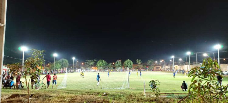 Inaugurados oficialmente os refletores do campo de futebol do Ouro Verde