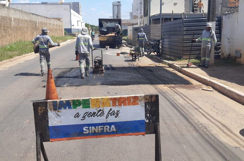 Tapa-buracos chega a Rua Mário Andreaza, com Rua Paraná, Bairro Maranhão Novo