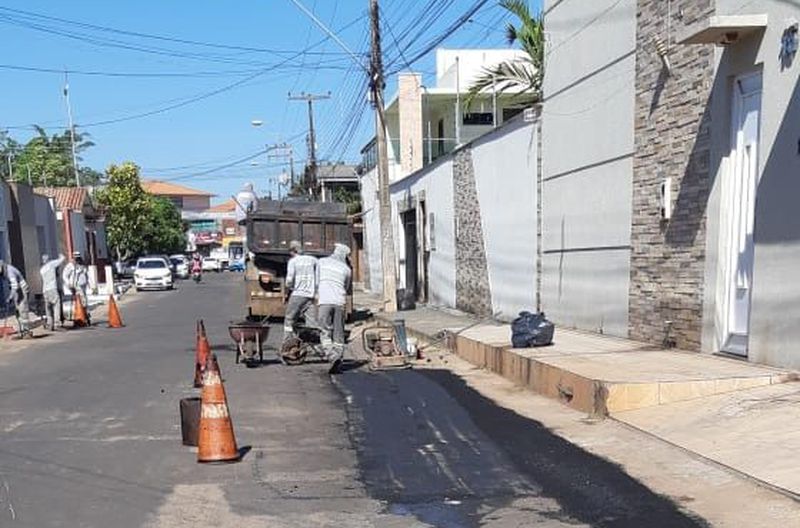 Tapa-buracos chega na Rua Rafael de Almeida, Bairro São Salvador