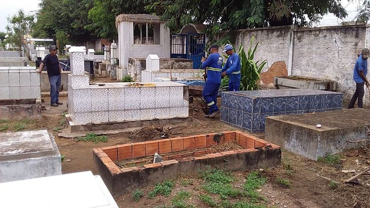 Trabalho de limpeza e manutenção é intensificado nos cemitérios