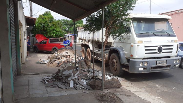 Vila Lobão recebe equipes de limpeza urbana do município