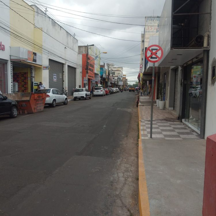 Nova sinalização proíbe estacionamento, embarque e desembarque de passageiros na Rua Sousa Lima no Centro