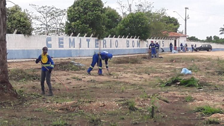 Equipes da Prefeitura realizam limpeza no Cemitério Bom Jesus
