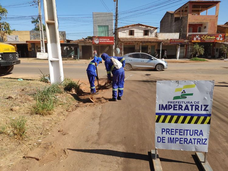 Equipes de infraestrutura trabalham na manutenção de ruas e avenidas nesta segunda-feira