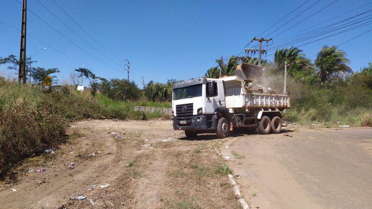 Agentes de limpeza urbana executam ação na avenida São João