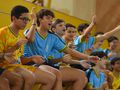 Estudantes vibram nas arquibancadas durante as finais do voleibol