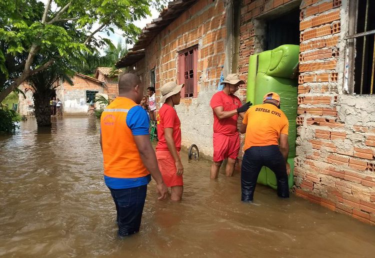 Defesa Civil presta assistência aos moradores atingidos por transbordamento de riachos