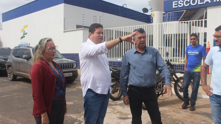 Escola Municipal Moreira Neto recebe equipe de limpeza nos preparativos para inauguração