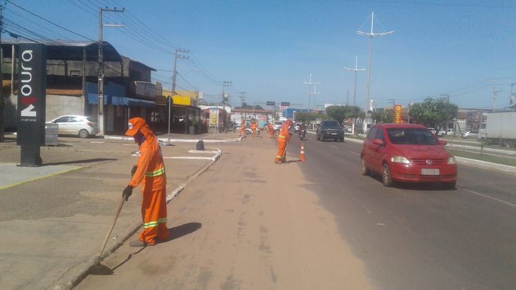 Prefeitura realiza limpeza da Avenida Pedro Neiva de Santana