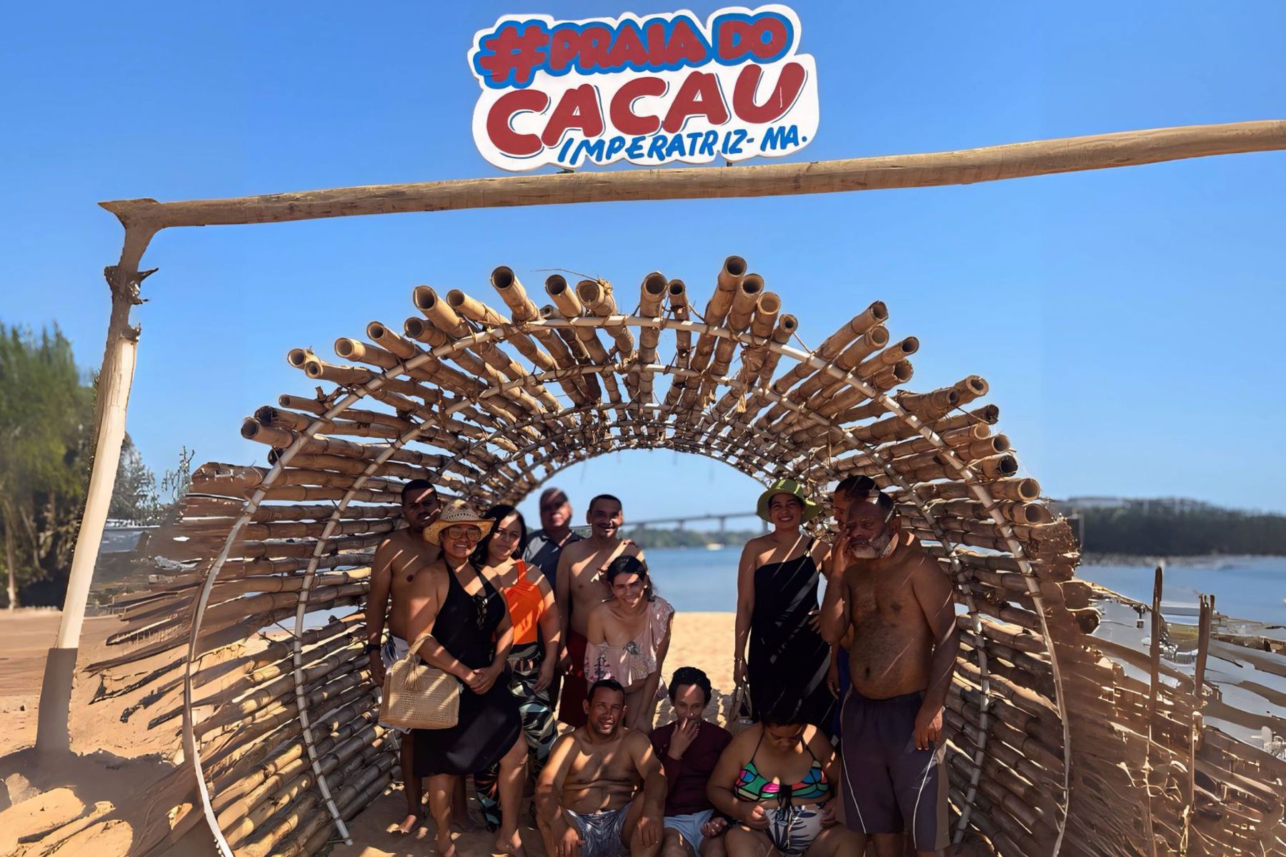 Secretaria de Saúde leva moradores da Residência Terapêutica para conhecer a Praia do Cacau