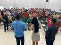 A secretária Brunna Neves lidera equipe que coordena o recadastramento durante conversa com gestores escolares.