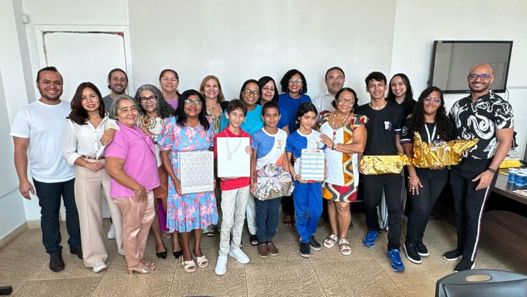 Alunos recebem premiação de Concurso de Desenhos Afros