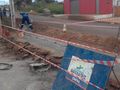 Homens trabalham na construção de passagem molhada na Avenida das Constelações, no Parque Sanharol