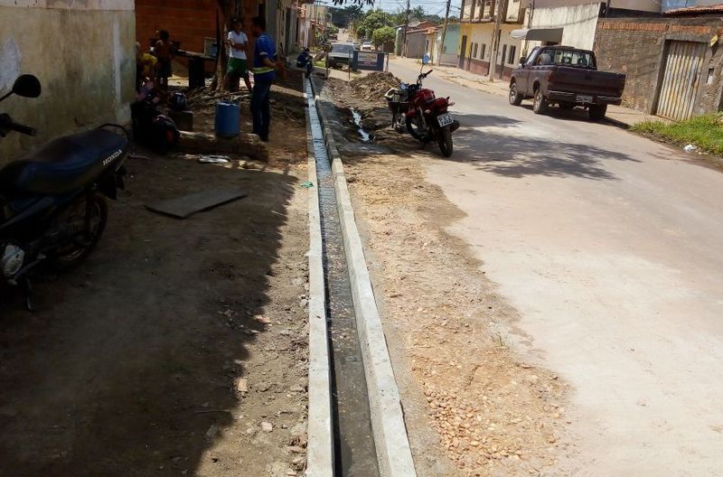 Construção de canaleta na Rua  Sálvio Dino, na Vila Redenção