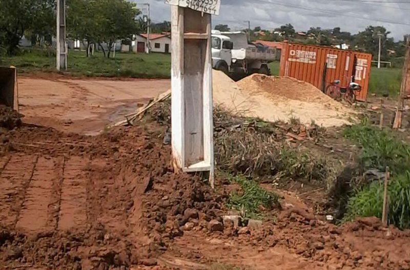 Contenção de erosão próximo ao poste de energia elétrica na Rua Silvino Santos, no bairro Ouro Verde