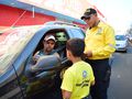 Motoristas recebem panfletos educativos durante campanha "Pé na Faixa" na Avenida Getúlio Vargas, com Rua Sousa Lima, Centro