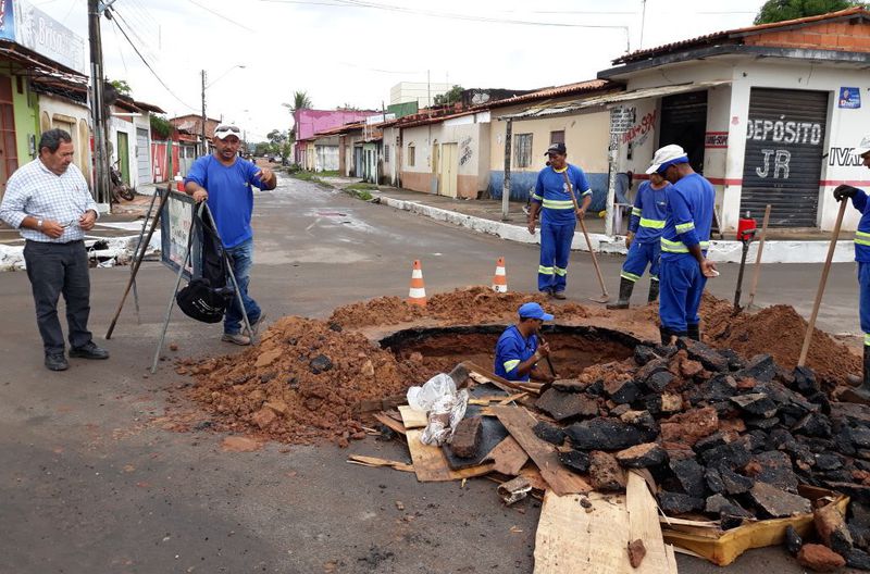 Manutenção de drenagem profunda no cruzamento da Avenida Dorgival Pinheiro Sousa, com a Rua João Paulo II, Vila Lobão.