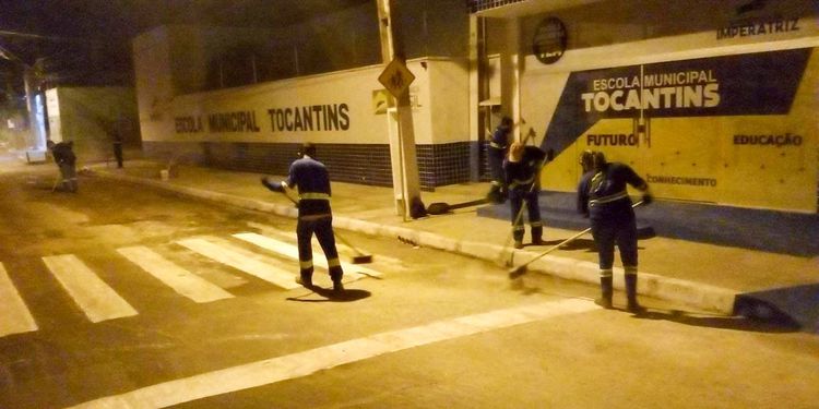 Rua Simplício Moreira recebe equipes noturnas de limpeza urbana