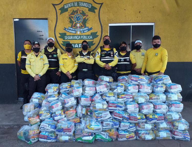 Agentes de Trânsito doam duas toneladas de cestas básicas para instituições sociais