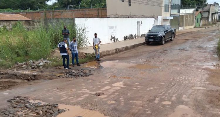 Prefeitura trabalha para recuperar pavimentação de ruas danificadas pelas chuvas nos bairros