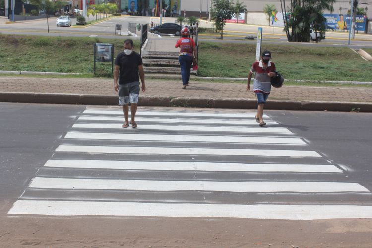 Prefeitura implanta novas faixas de pedestres nas marginais da BR-010