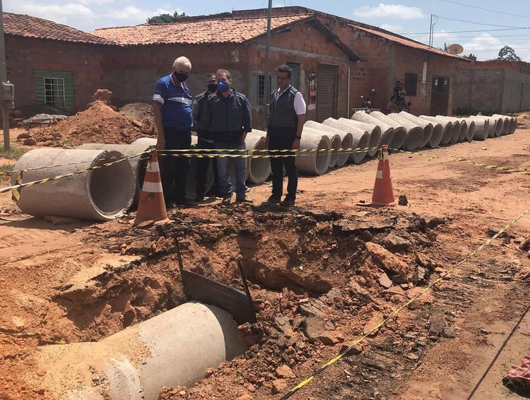 Obra de drenagem profunda da Rua Catulo da Paixão Cearense é fiscalizada