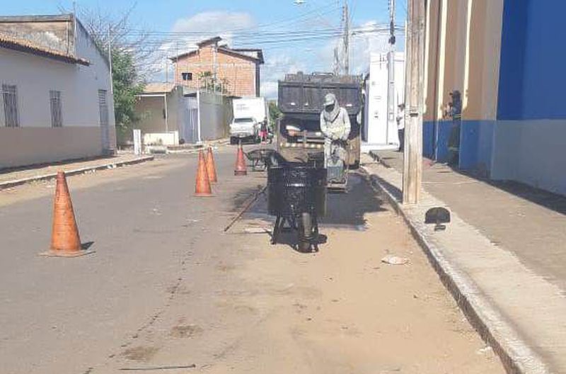 Tapa-buracos na rua Raimundo de Morais entre as ruas Alagoas e Paraíba, Santa Rita