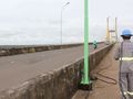 Técnicos trabalham na manutenção da iluminação pública da ponte Dom Affonso Felippe Gregory
