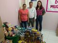 O secretário municipal de saúde, Alair Firmiano  ao lado da coordenadora do Programa de Saúde da Mulher, fez a entrega dos alimentos.