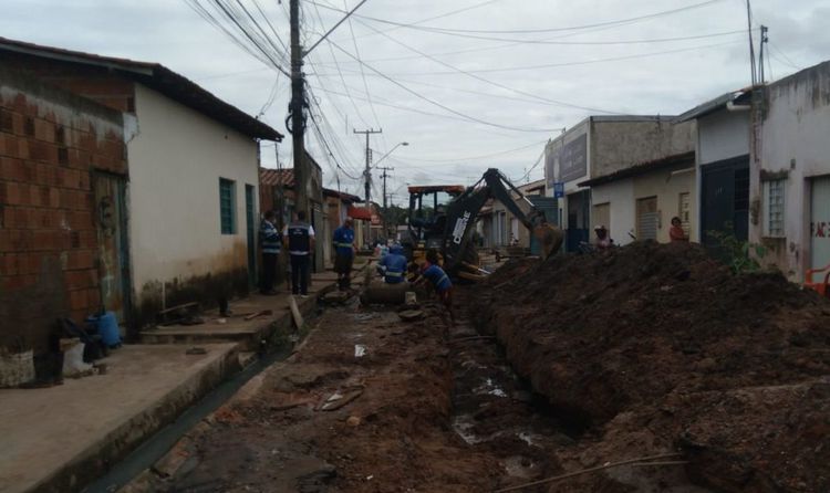 Avança construção de drenagem profunda na rua Bom Princípio na Vilinha