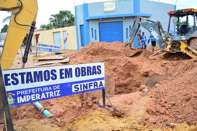 Prefeito Assis Ramos vistoria obra de drenagem profunda na Rua Minas Gerais