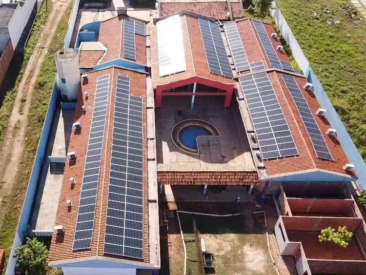 Prefeitura já instalou mais de 6 mil painéis fotovoltaicos nas escolas