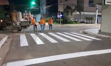 Equipe da SUTRAN realiza pintura de faixa de pedestres durante a madrugada para garantir mais segurança viária em Imperatriz.