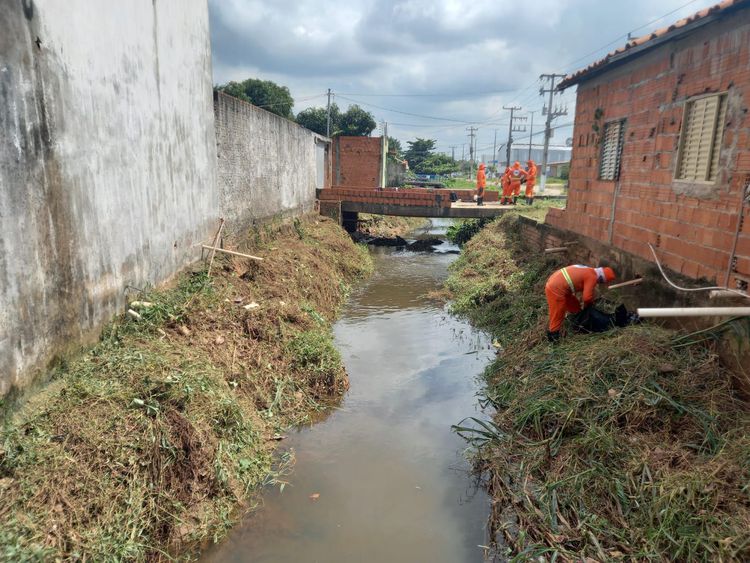 Prefeitura realiza desobstrução do Riacho Capivara
