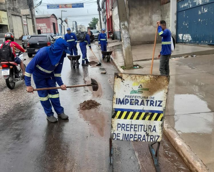 Quarta-feira com equipes de trabalho em bairros e praças da cidade