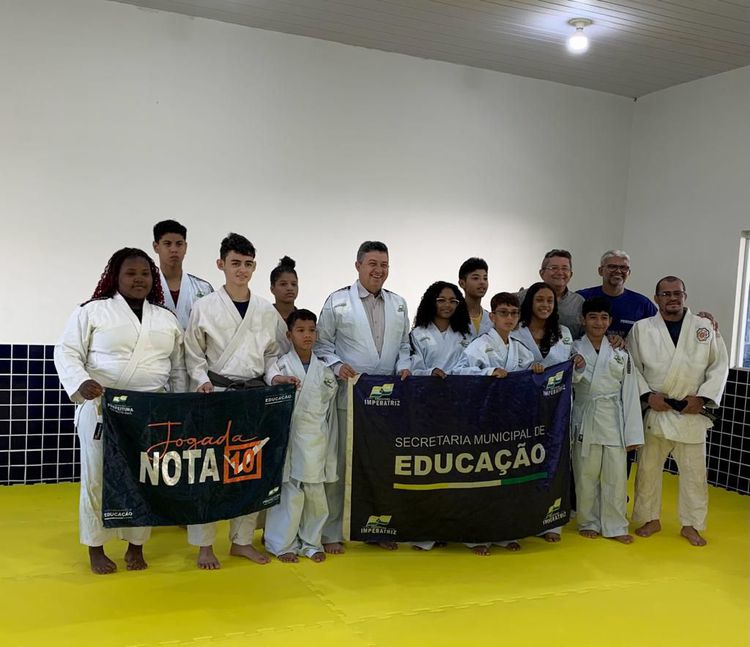 Prefeitura entrega kimonos aos alunos do judô do Jogada Nota 10